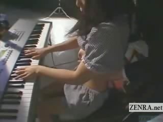 Subtitled lithe jap keyboardist bizarní hračka hrát