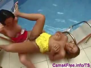 2 εκλεκτοί tgirls γαμήσι κάθε άλλος δίπλα στην πισίνα