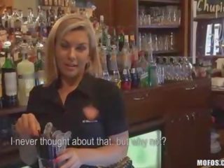 Bartender zuigt schacht achter counter