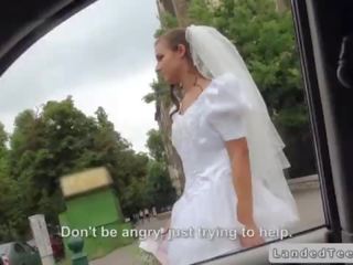 Rejected jeune mariée pipe en voiture en publique