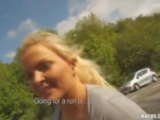 Elite smashing blond kvinne filmer henne pupper til penger