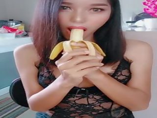 Chłoptaś meena ciesząc za banan