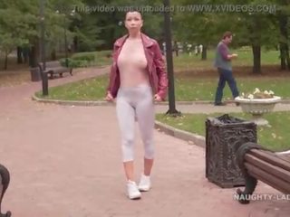 Tipis putih sempit legging dan belaka blouseâ¦ melakukan anda memeriksa di luar saya lekukan vagina di pakaian ;?
